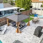 Fun Oasis! Private Pool, Hammock, Golf & Grill!
