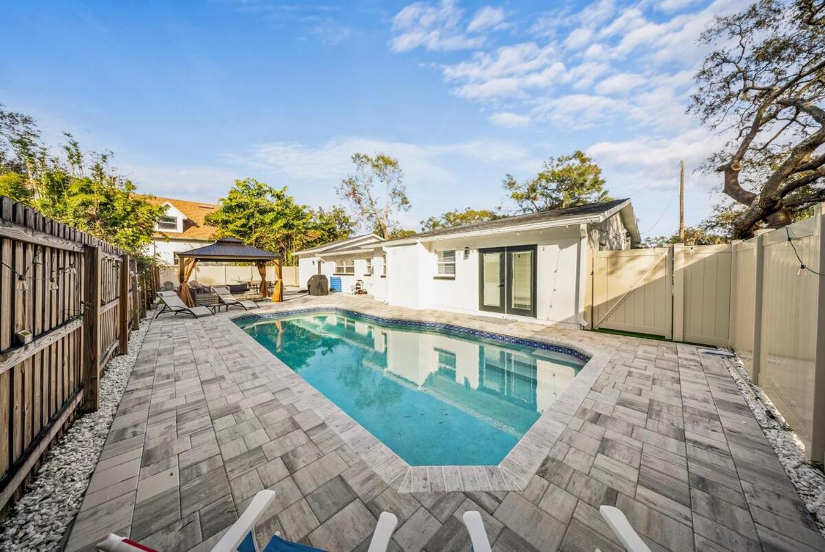 Fun Oasis! Private Pool, Hammock, Golf & Grill! Apartment