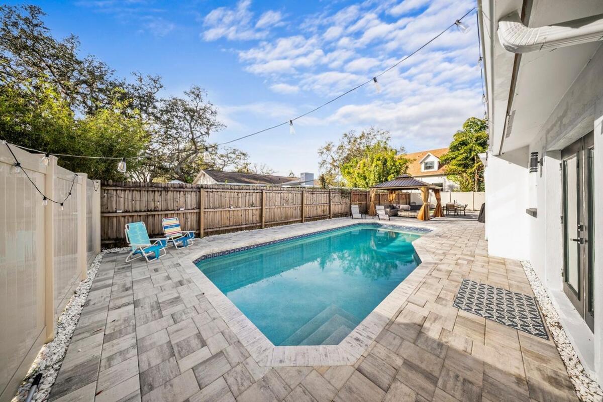 Fun Oasis! Private Pool, Hammock, Golf & Grill!